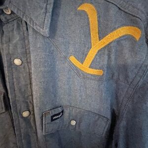 Wrangler Yellowstone button up size med